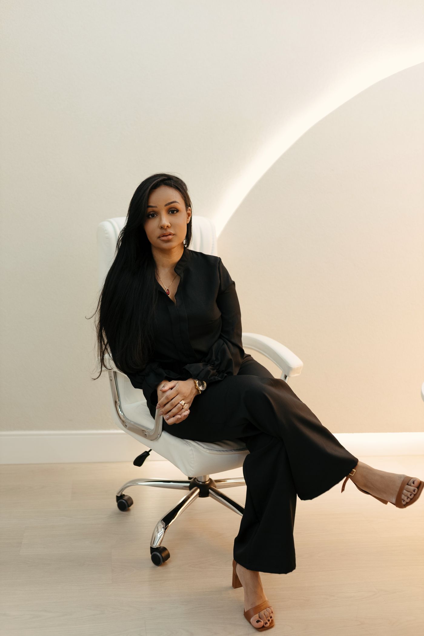 Dra. Thaís Brasil sentada no consultório